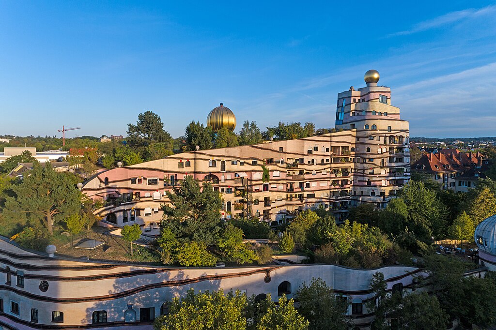 https://es.wikipedia.org/wiki/Waldspirale#/media/Archivo:Darmstadt_Waldspirale_102_0011.jpg